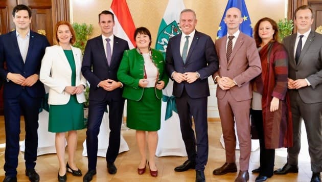 Regierungszeugnis: Einer glänzt, Rest verblasst